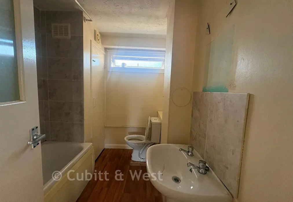 Bathroom - Lumsden Road, Southsea, Hampshire - Wards of Kent