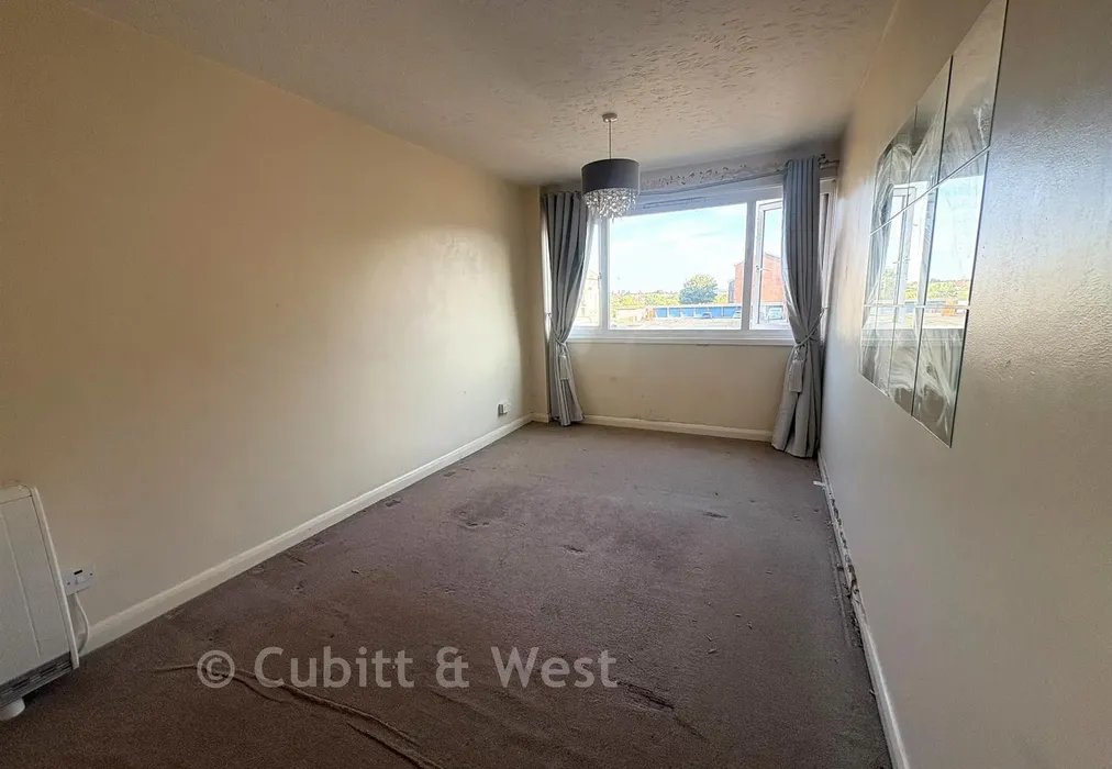 Bedroom 1 - Lumsden Road, Southsea, Hampshire - Wards of Kent