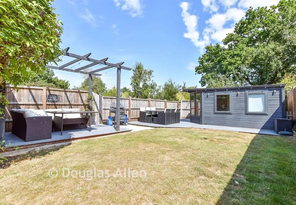 External Lifestyle Photograph - Rettendon View, Wickford, Essex - Wards of Kent