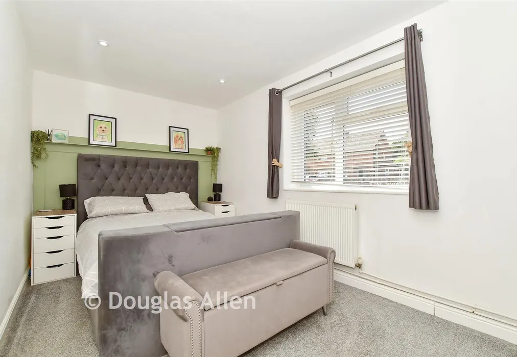 Bedroom 1 - Rettendon View, Wickford, Essex - Wards of Kent
