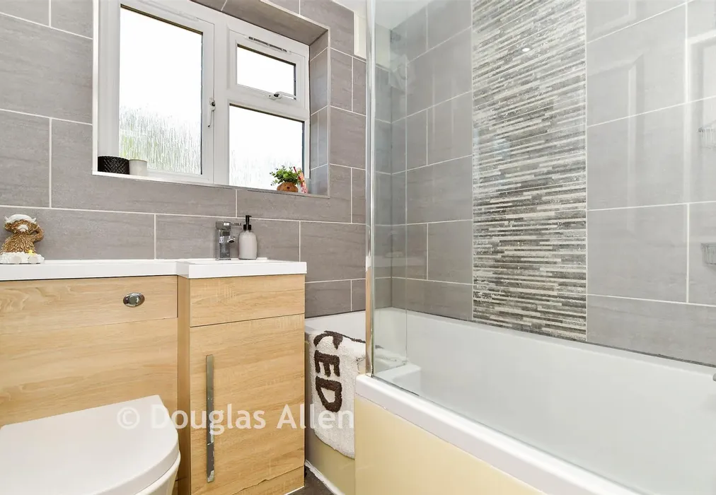 Bathroom - Rettendon View, Wickford, Essex - Wards of Kent