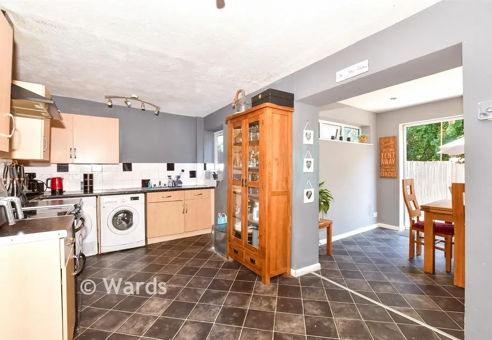 Kitchen - Oaktree Avenue, Maidstone, Kent - Wards of Kent