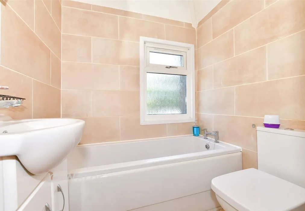Bathroom - Oaktree Avenue, Maidstone, Kent - Wards of Kent