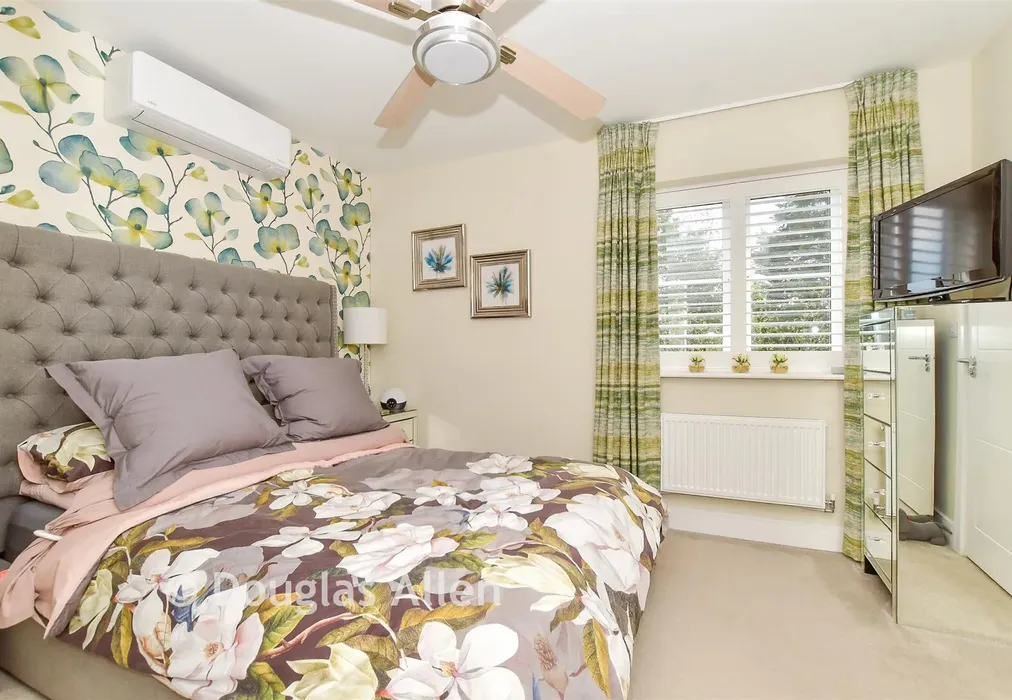 Bedroom 1 - Gardiners Close, Basildon, Essex - Wards of Kent