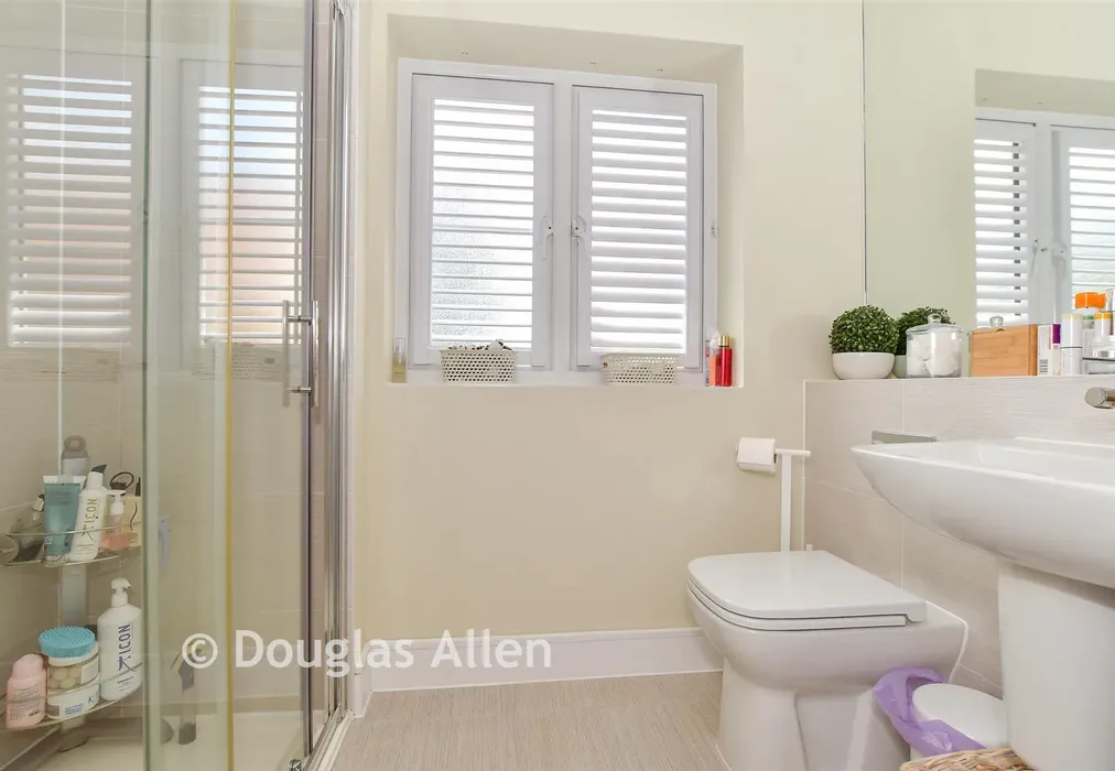 En-Suite - Gardiners Close, Basildon, Essex - Wards of Kent