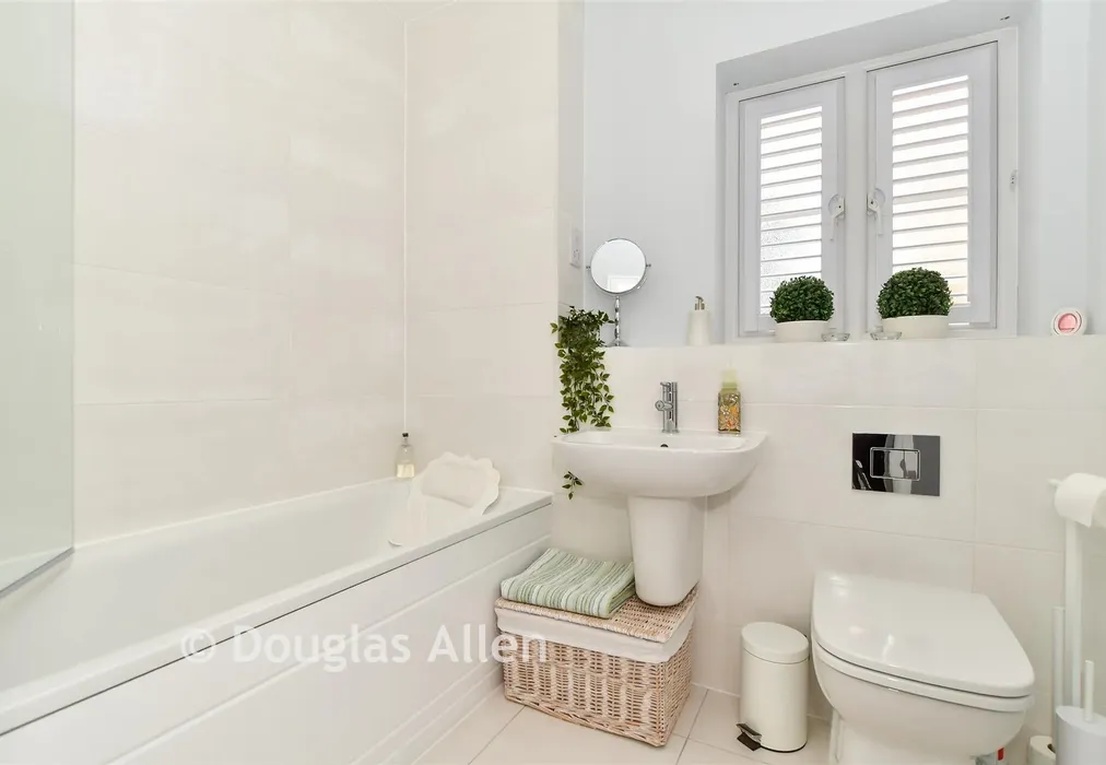 Bathroom - Gardiners Close, Basildon, Essex - Wards of Kent