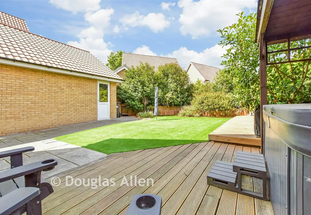 Rear Garden - Gardiners Close, Basildon, Essex - Wards of Kent
