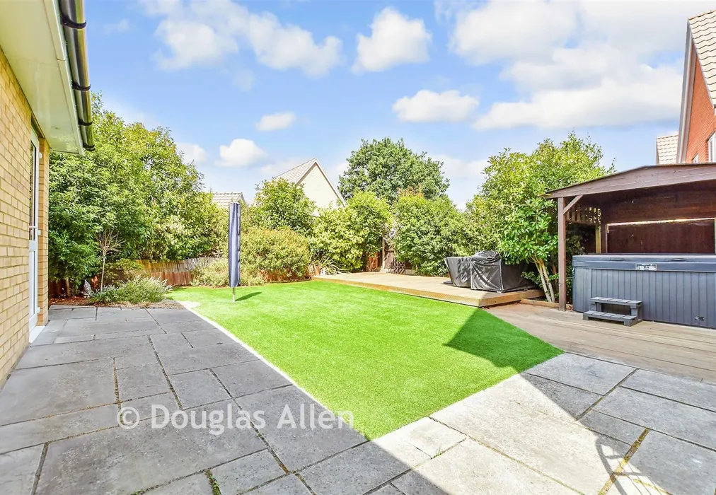 Rear Garden - Gardiners Close, Basildon, Essex - Wards of Kent