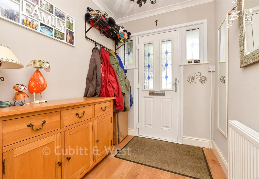 Entrance Hall - Poulton Avenue, Sutton, Surrey - Wards of Kent