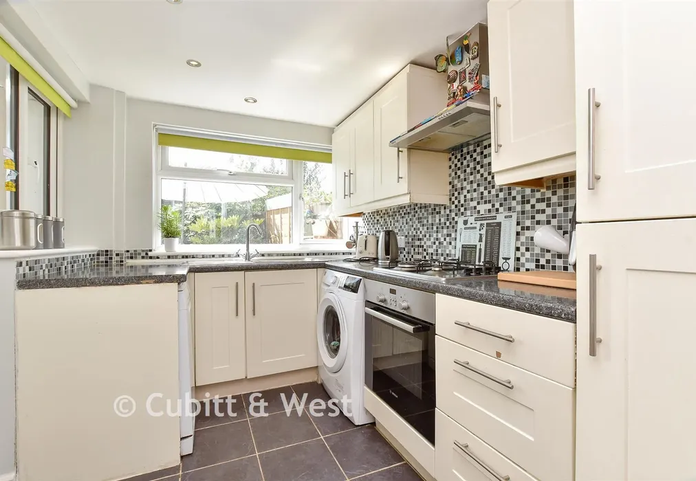 Kitchen - Poulton Avenue, Sutton, Surrey - Wards of Kent