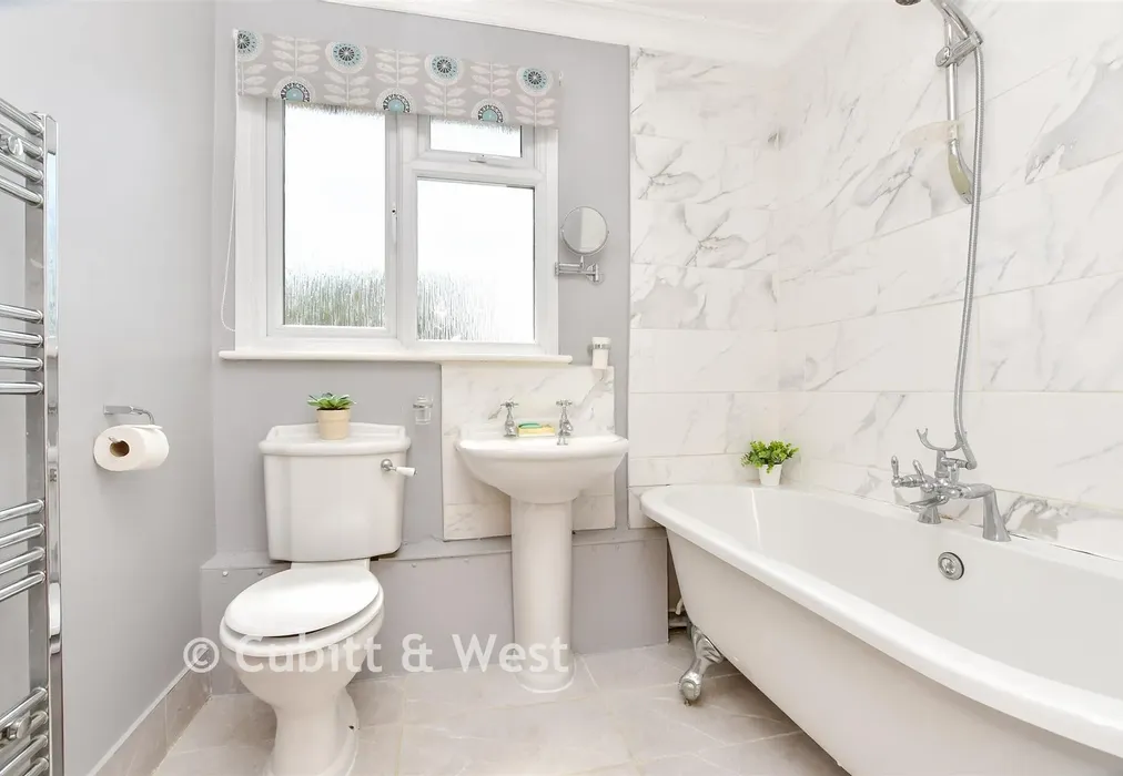 Bathroom - Poulton Avenue, Sutton, Surrey - Wards of Kent