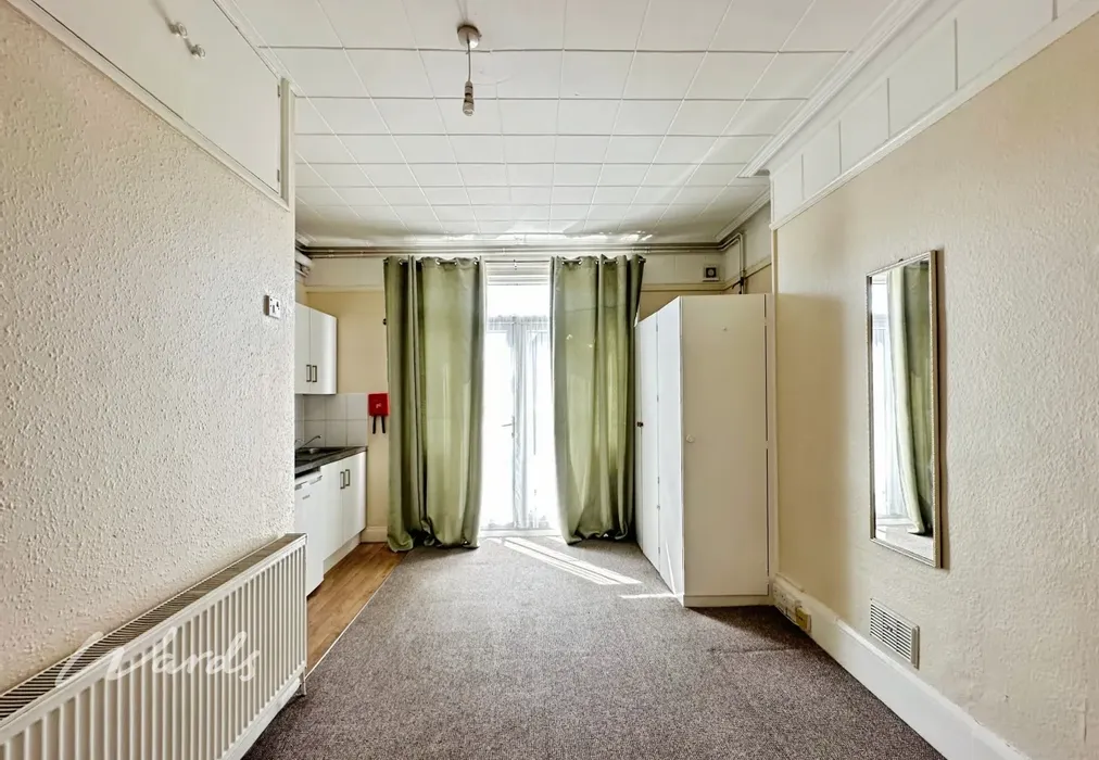 Living/Bedroom Area - Tonbridge Road Maidstone ME16 - Wards of Kent