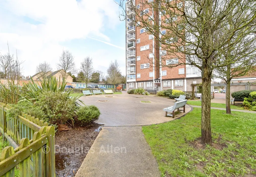 Communal Gardens - Victor Walk, Hornchurch, Essex - Wards of Kent