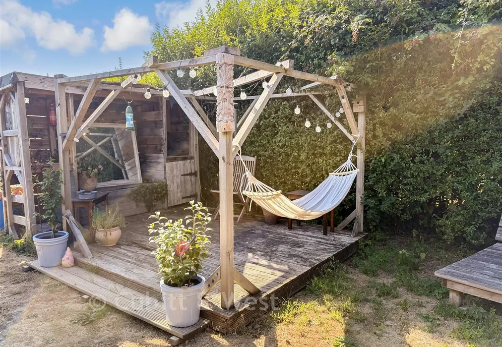 Garden Lifestyle - Barnham Road, Eastergate, West Sussex - Wards of Kent