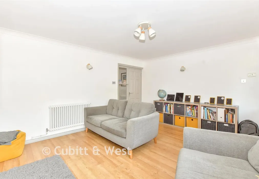 Lounge - St. Thomas's Court, Portsmouth, Hampshire - Wards of Kent