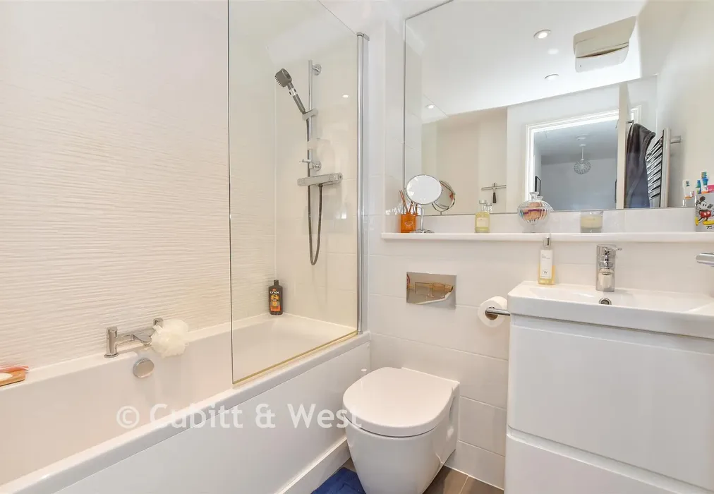 Bathroom - Toddington Lane, Littlehampton, West Sussex - Wards of Kent