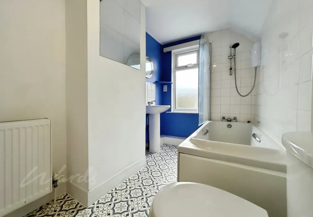 d444d472-bathroom - Lucknow Road Paddock Wood TN12 - Wards of Kent