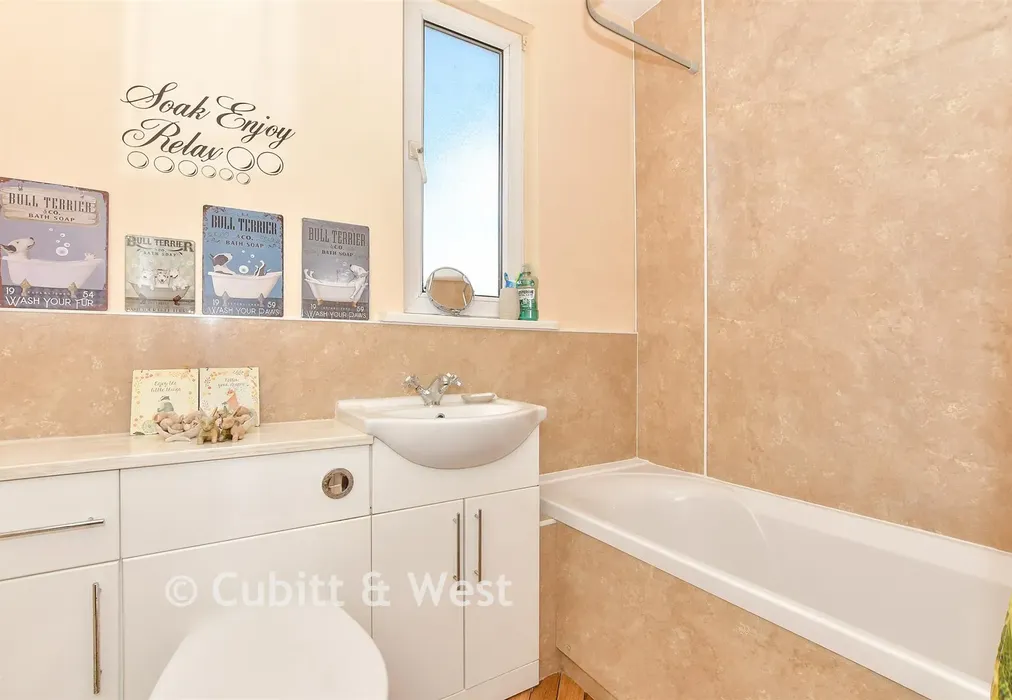 Bathroom - St. Swithun's Road, Portsmouth, Hampshire - Wards of Kent