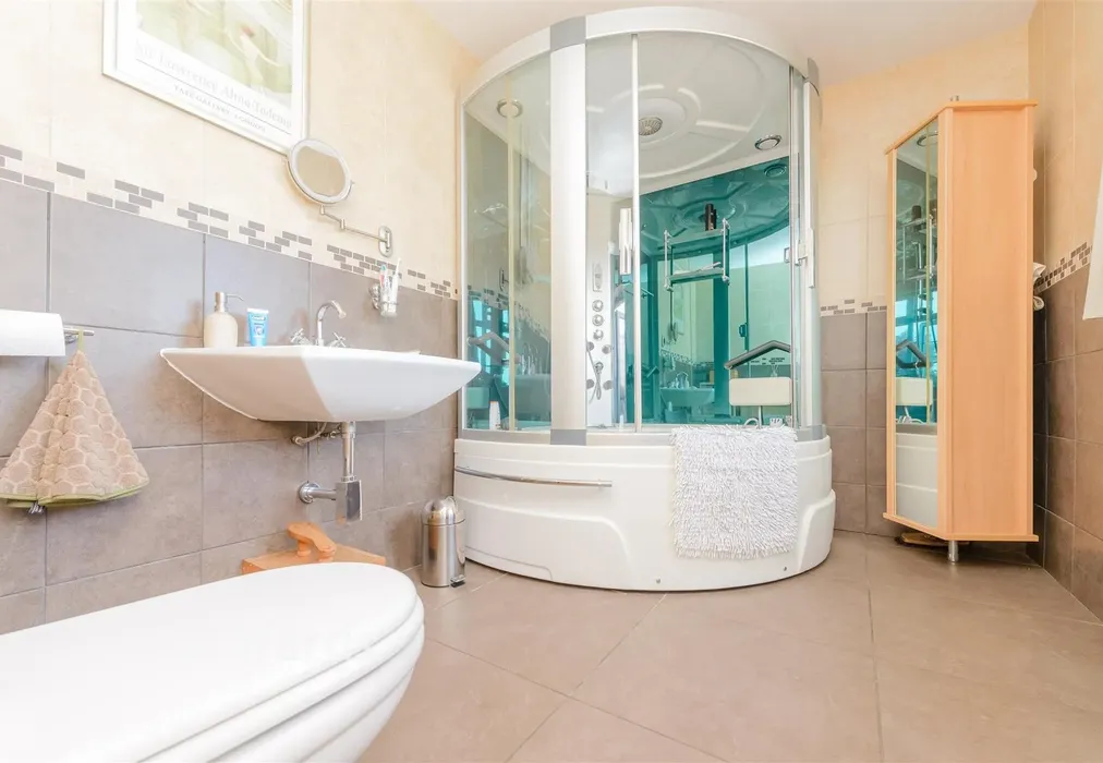 En-Suite Shower Room - Woodland Close, Longfield, Kent - Wards of Kent