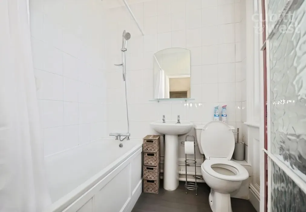 Bathroom - Powis Square, Brighton, BN1 - Wards of Kent
