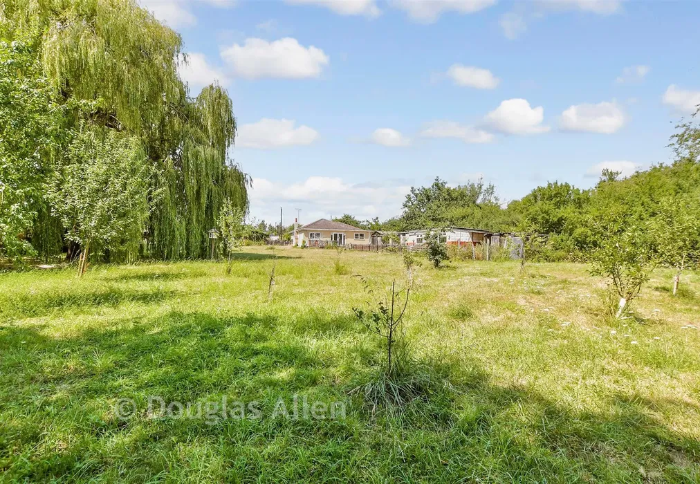 Rear Garden - Castledon Road, Downham, Billericay, Essex - Wards of Kent