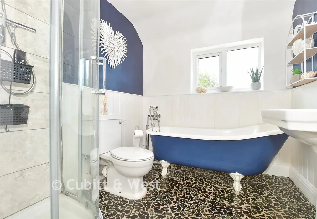 Bathroom - Stafford Road, Langley Green, Crawley, West Sussex - Wards of Kent