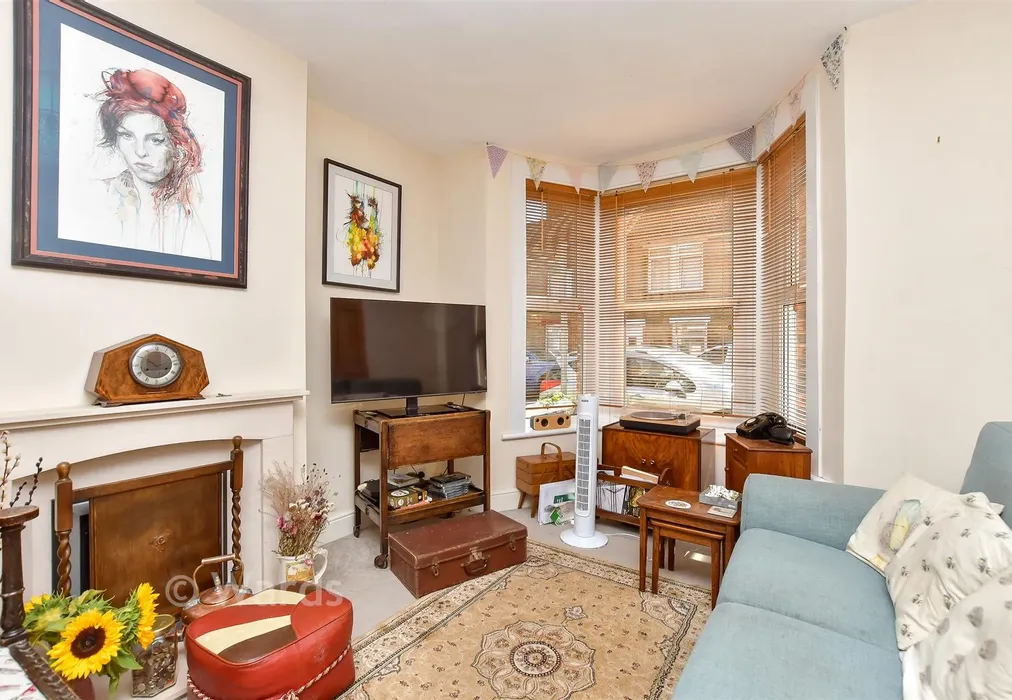 Lounge - Kingsnorth Road, Faversham, Kent - Wards of Kent