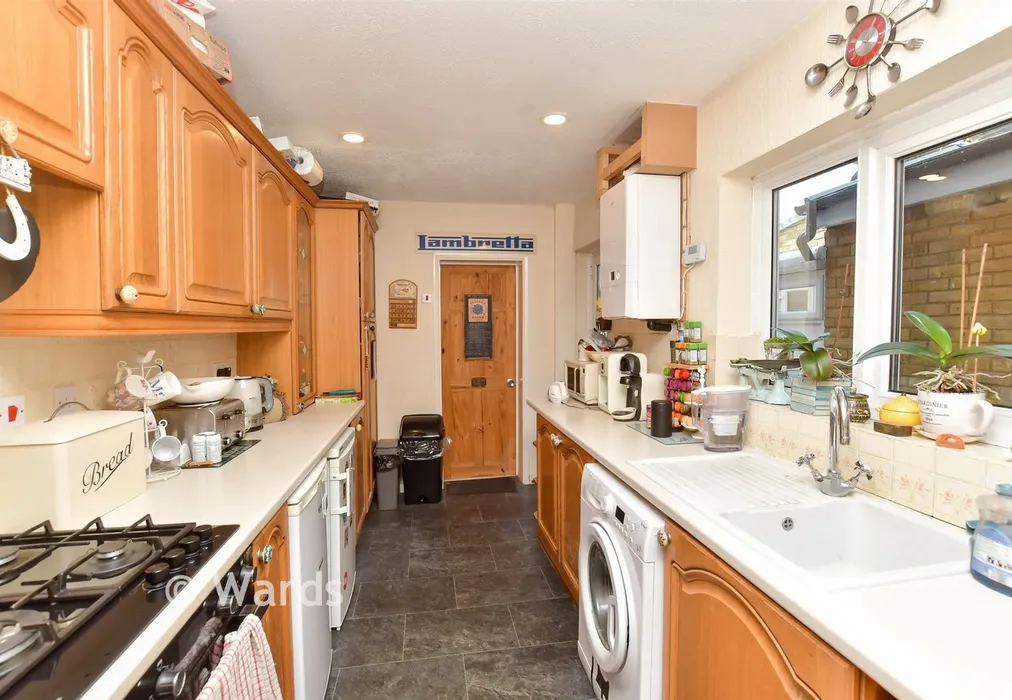 Kitchen - Kingsnorth Road, Faversham, Kent - Wards of Kent