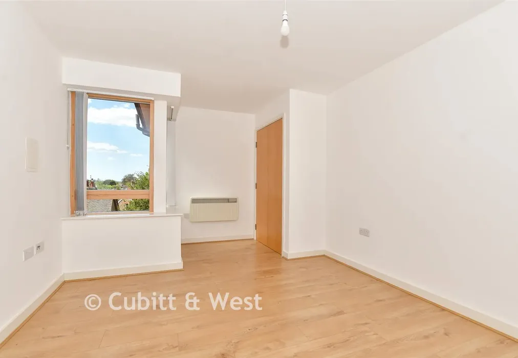 Bedroom 1 - Denne Parade, Horsham, West Sussex - Wards of Kent