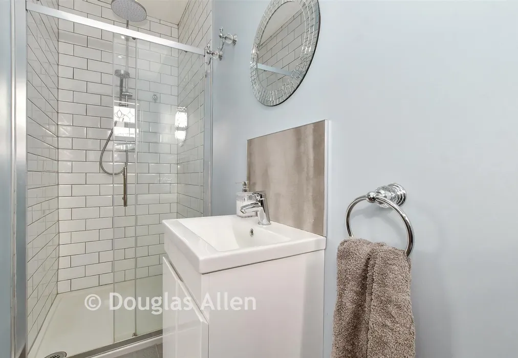 En-Suite - Alfred Gardens, Wickford, Essex - Wards of Kent