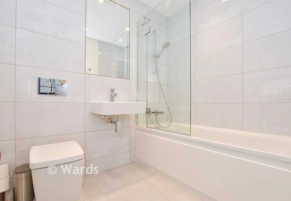 Bathroom - Amisse Drive, Snodland, Kent - Wards of Kent