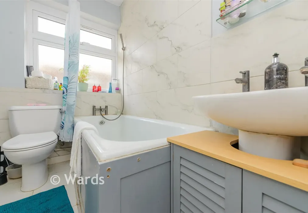 Bathroom - Bellegrove Road, Welling, Kent - Wards of Kent