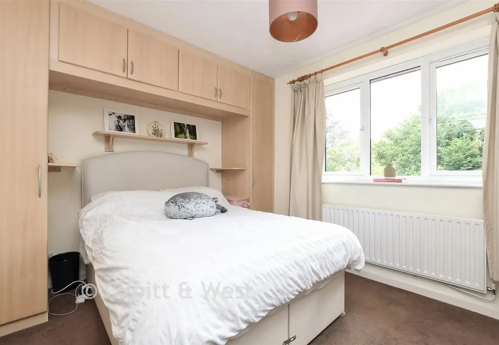 Bedroom 1 - Mount Rise, Redhill, Surrey - Wards of Kent