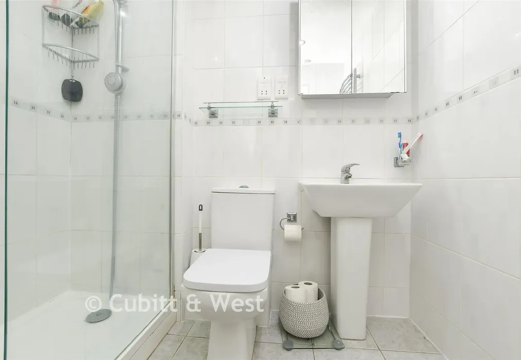 Shower Room - Mount Rise, Redhill, Surrey - Wards of Kent