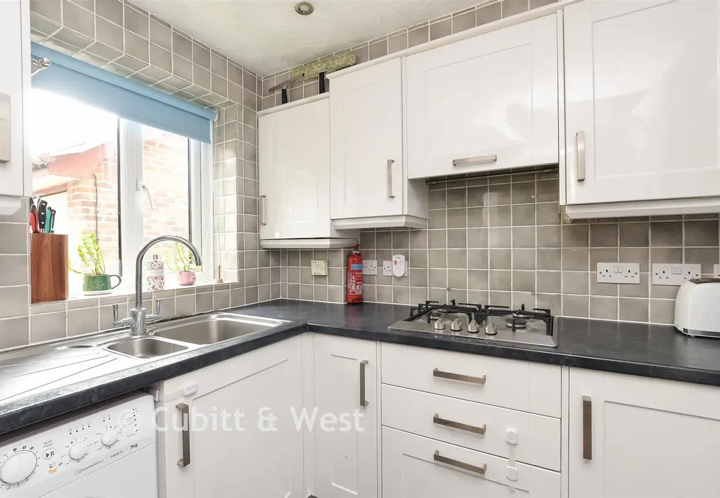 Kitchen - Mount Rise, Redhill, Surrey - Wards of Kent