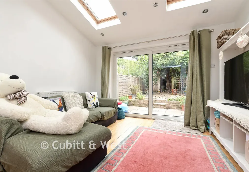 Lounge - Mount Rise, Redhill, Surrey - Wards of Kent