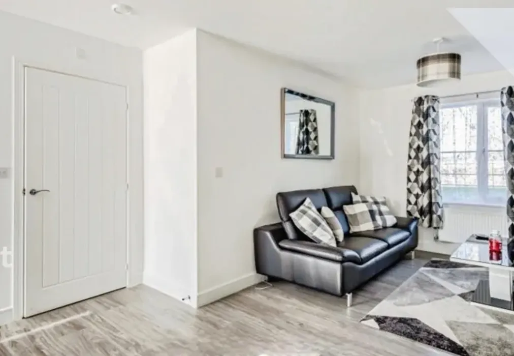 Living Area - Daffodil Crescent, Crawley, RH10 - Wards of Kent