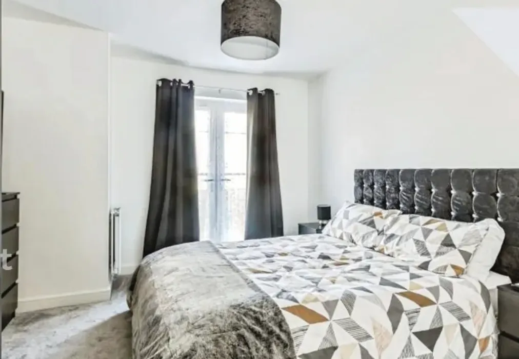 Bedroom 1 - Daffodil Crescent, Crawley, RH10 - Wards of Kent