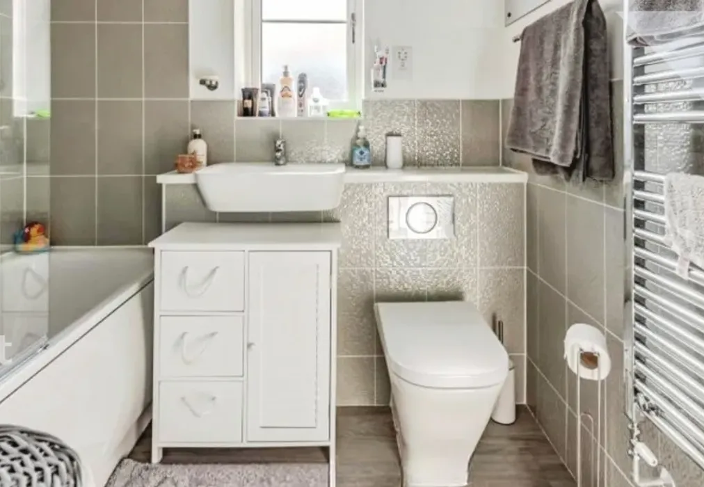 Bathroom - Daffodil Crescent, Crawley, RH10 - Wards of Kent