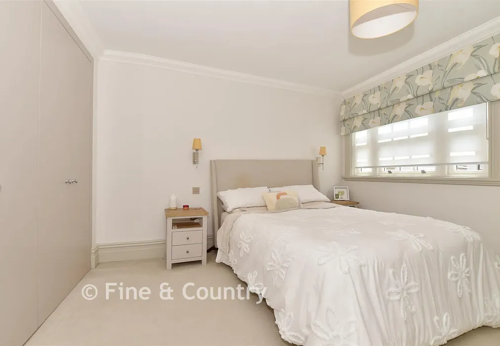 Bedroom 1 - London Road, Tunbridge Wells, Kent - Wards of Kent