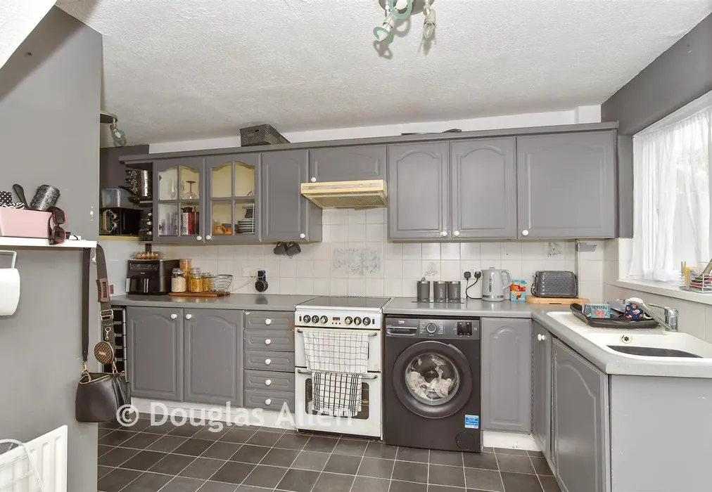 Kitchen - Kent View Road, Basildon, Essex - Wards of Kent