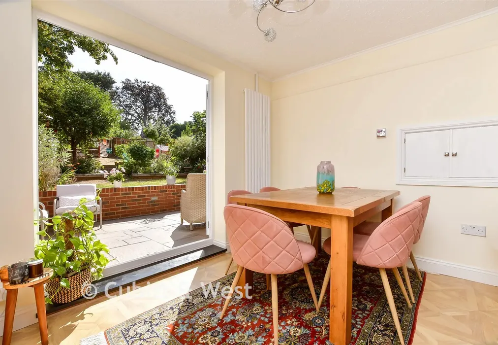 Lounge/Diner - Oveton Way, Bookham, Leatherhead, Surrey - Wards of Kent