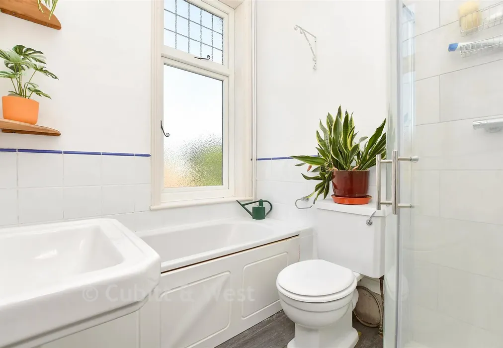 Bathroom - The Old Street, Fetcham, Leatherhead, Surrey - Wards of Kent