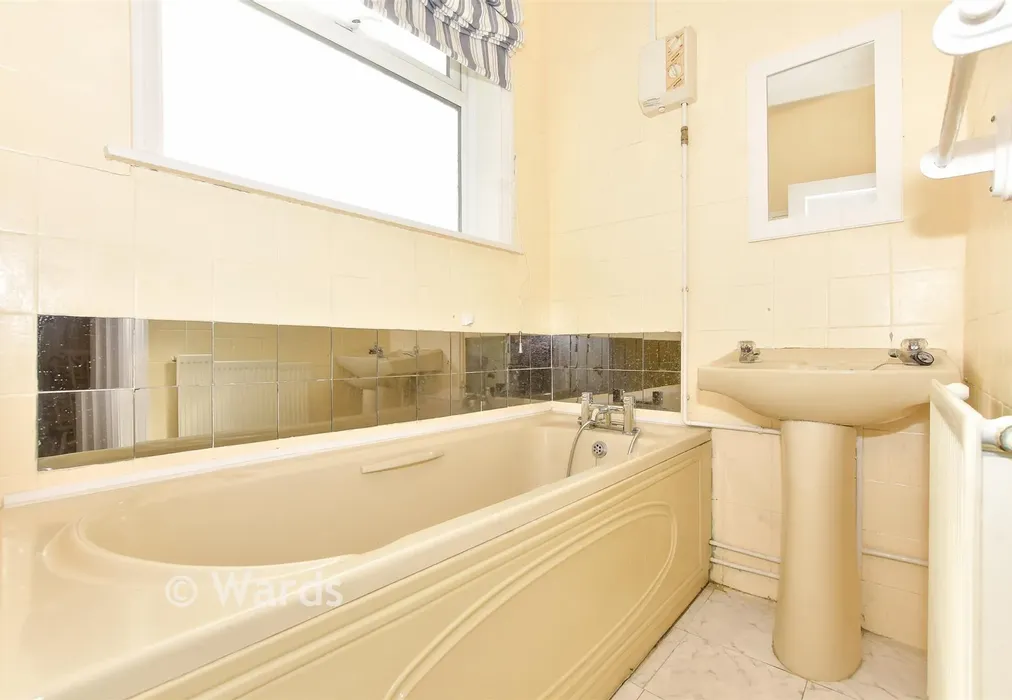Bathroom - Burlington Gardens, Margate, Kent - Wards of Kent
