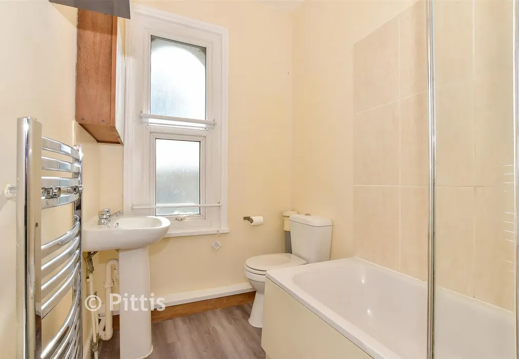Bathroom - Fitzroy Street, Sandown, Isle of Wight - Wards of Kent