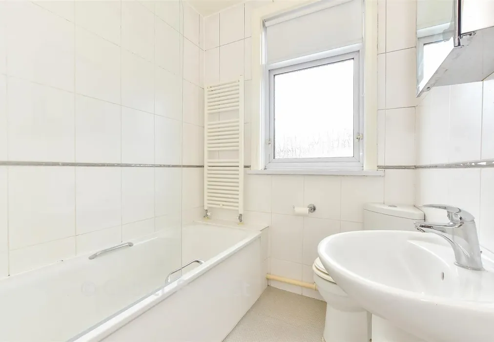Bathroom - Inhurst Road, Portsmouth, Hampshire - Wards of Kent