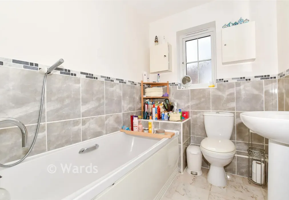 Bathroom - Hazen Road, Kings Hill, West Malling, Kent - Wards of Kent