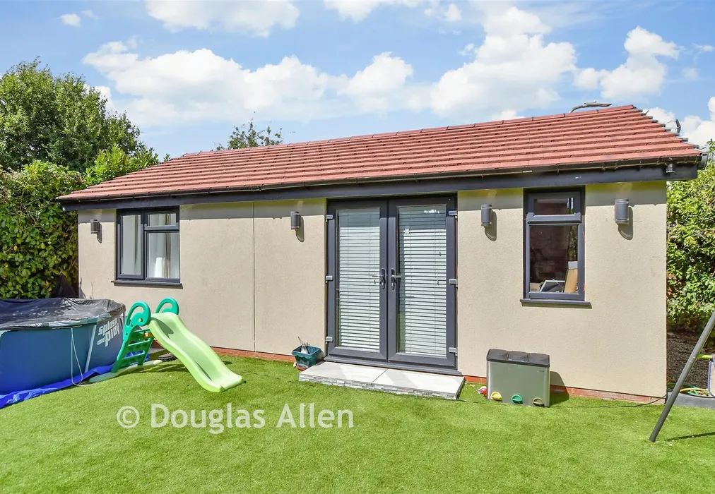 Annexe - Wick Beech Avenue, Wickford, Essex - Wards of Kent