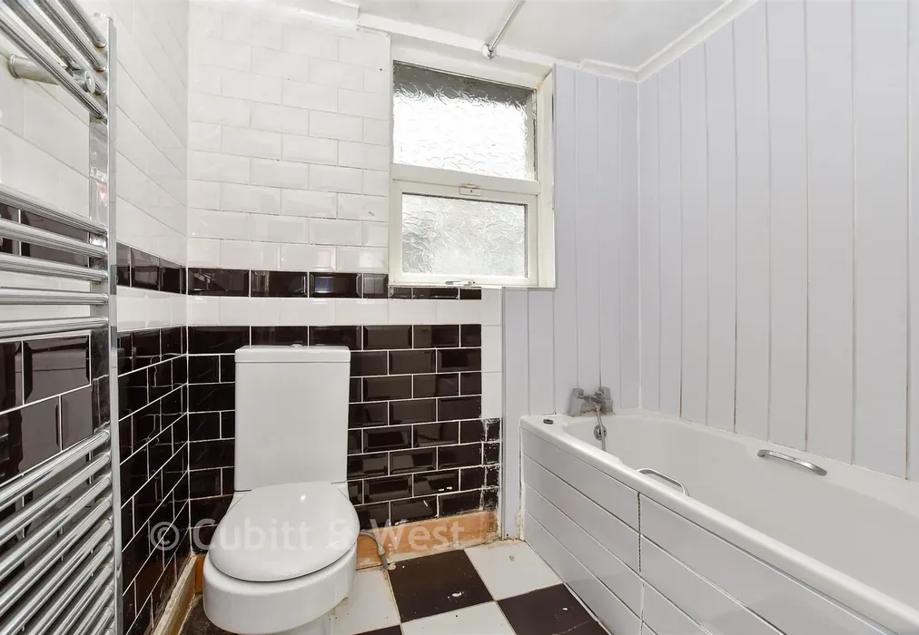 Bathroom - Onslow Gardens, Wallington, Surrey - Wards of Kent