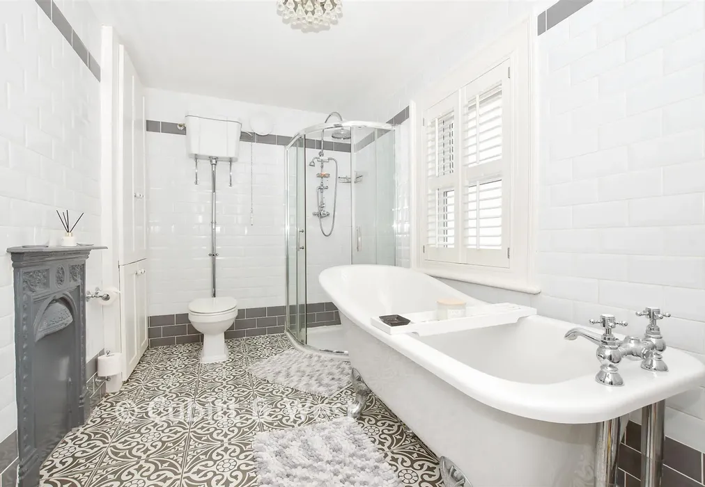 Bathroom - St. John's Road, Carshalton, Surrey - Wards of Kent